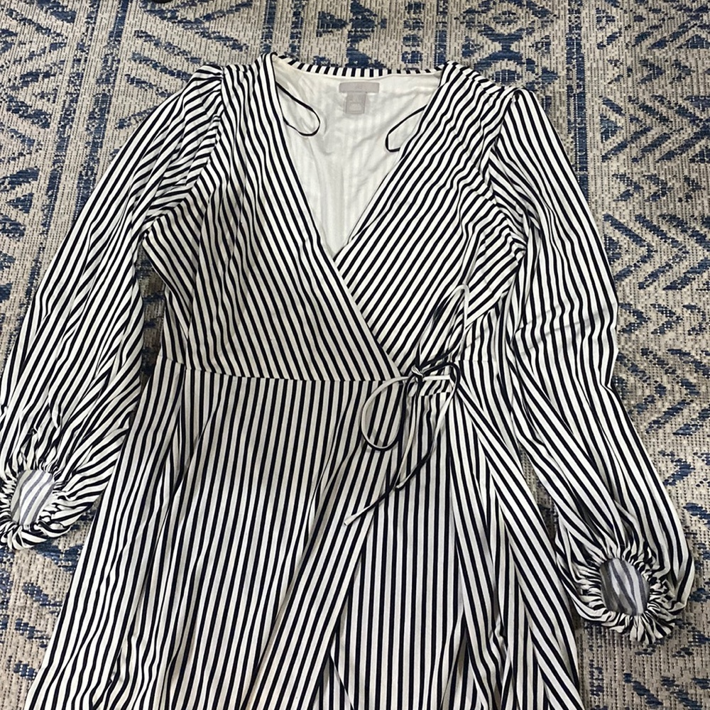 H&M wrap dress. Black an white stripped dress, with scrunched hands.
